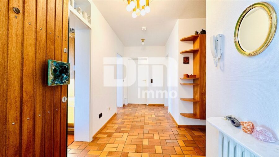 Barrierearme Terrassenwohnung mit Schwimm / Spa-Saunabereich, Garage in gesuchter Lage - Flur / Dielenbereich 1